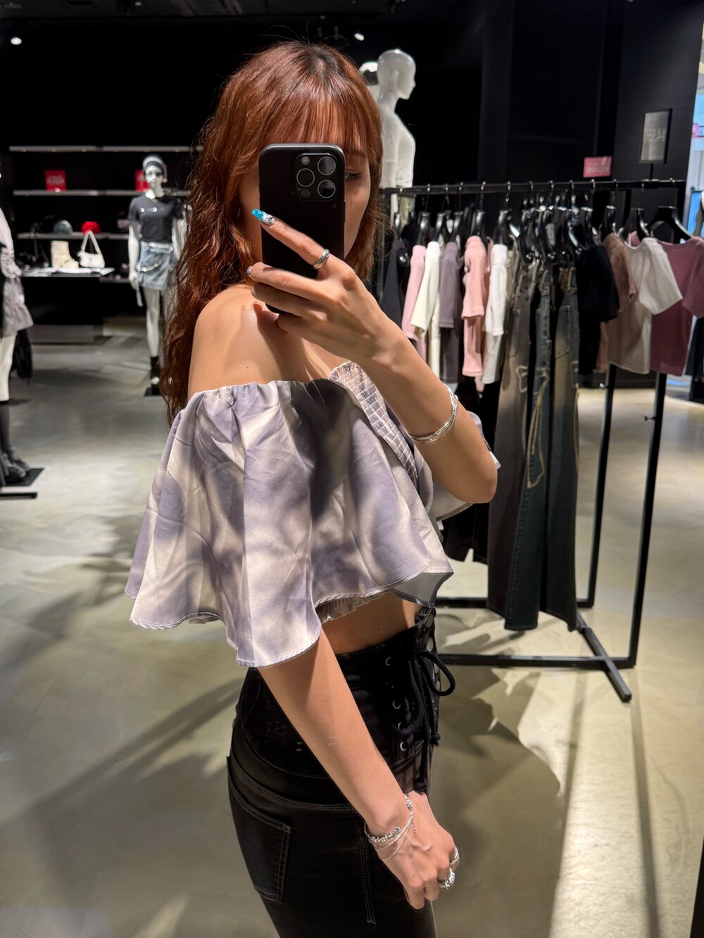 ベージュ系のTシャツ/カットソー、ブラック系のハンドバッグ、ブラック系のデニムパンツを着用したレディースの夏コーディネートの5枚目の写真