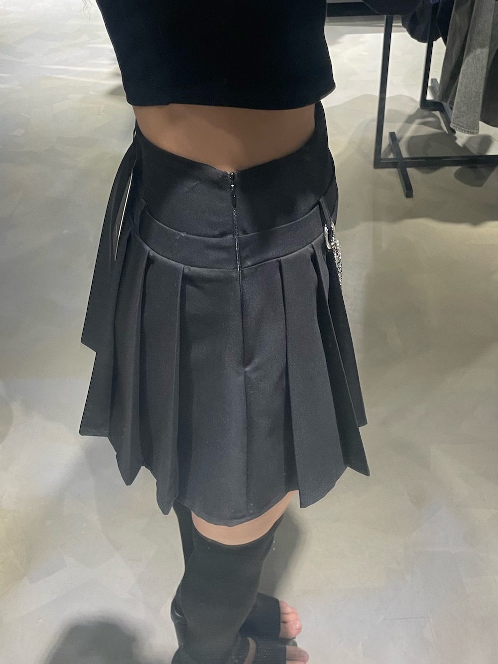 ブラック系のTシャツ/カットソー、ホワイト系のブルゾン、ブラック系のスカートを着用したレディースの春コーディネートの7枚目の写真