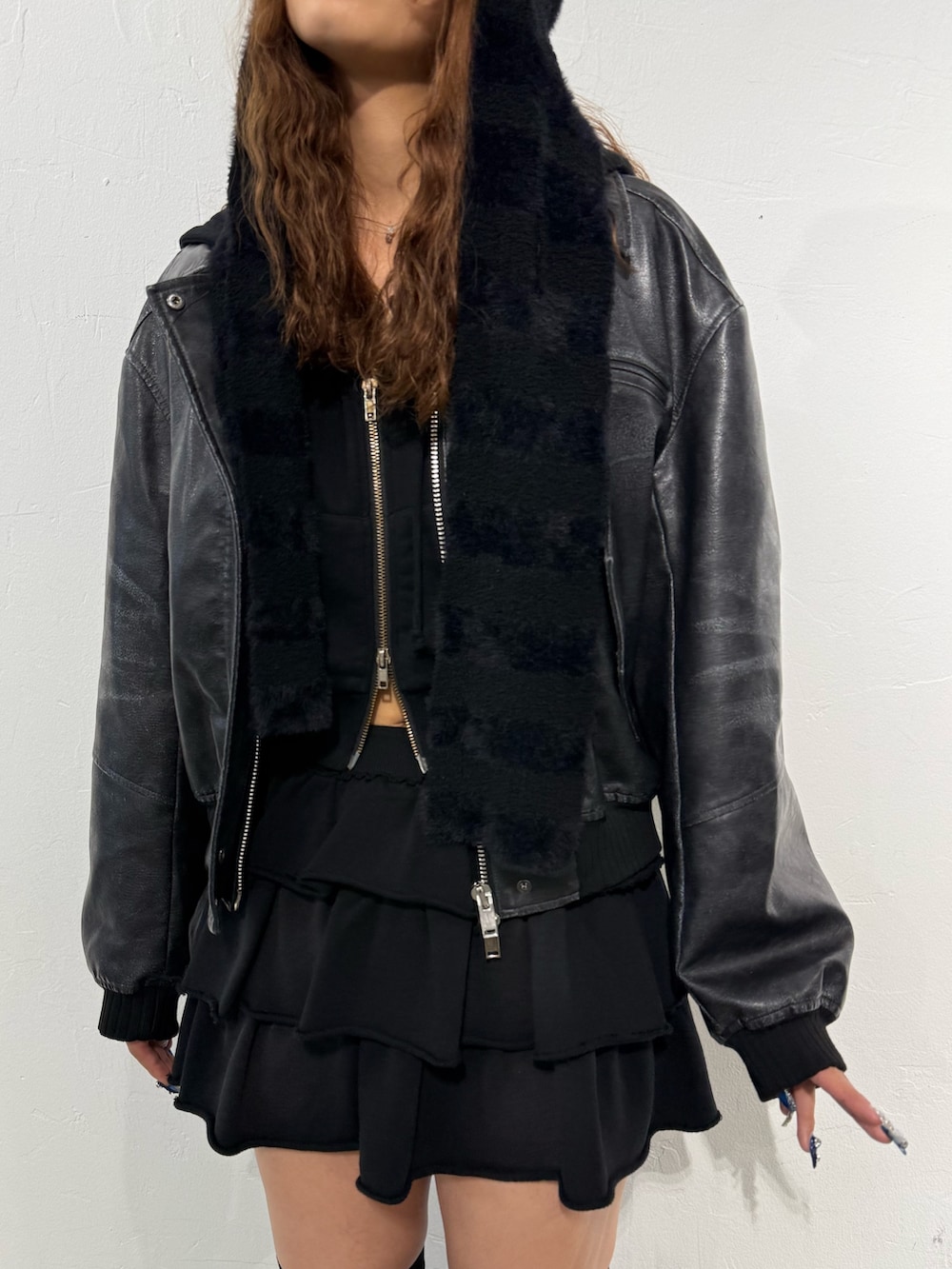 ブラック系のブルゾン、ブラック系のパーカー、ブラック系のスカートを着用したレディースの秋コーディネートの5枚目の写真