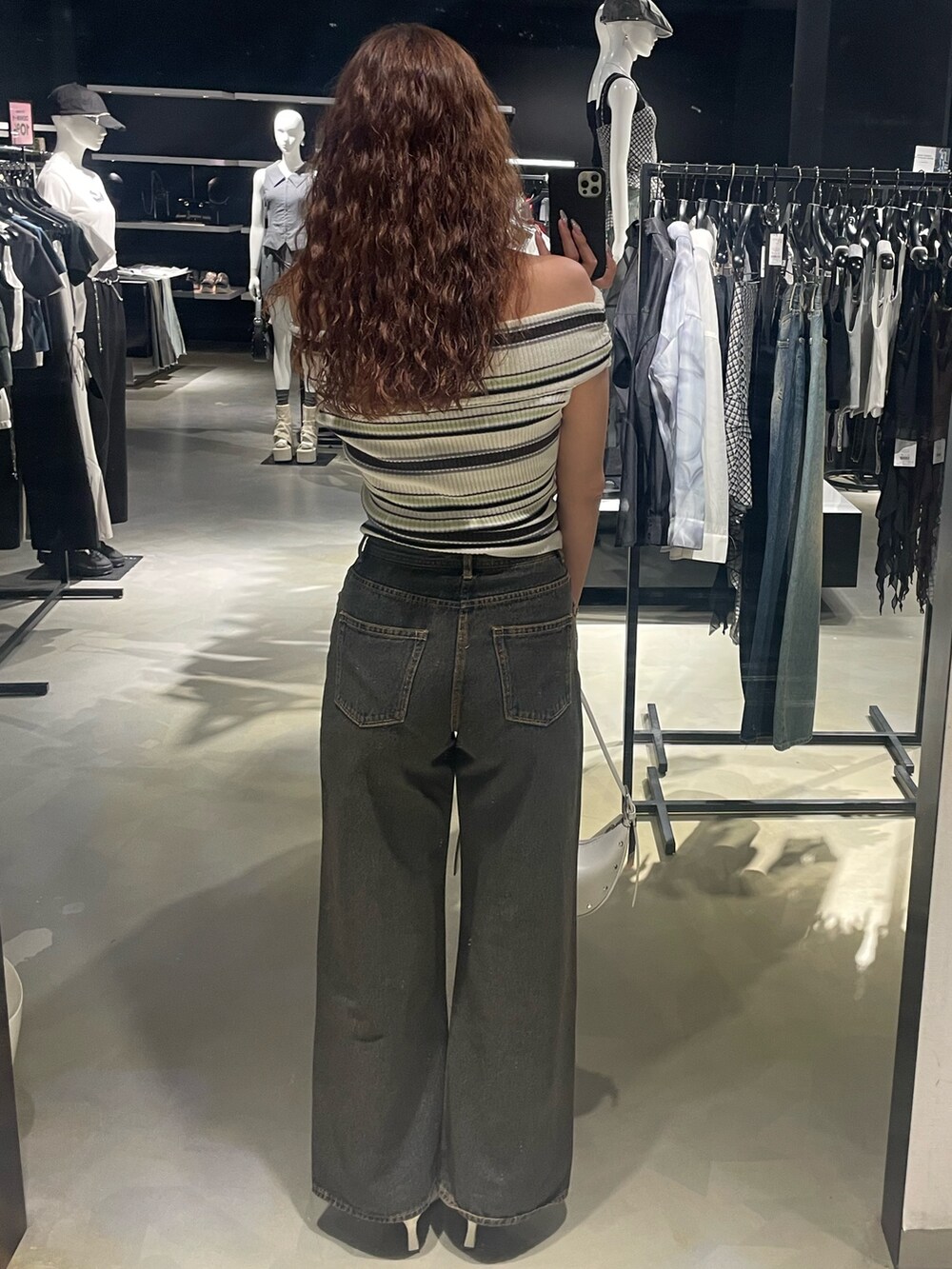 その他のニット/セーター、ブルー系のデニムパンツ、ホワイト系のハンドバッグを着用したレディースの春コーディネートの3枚目の写真