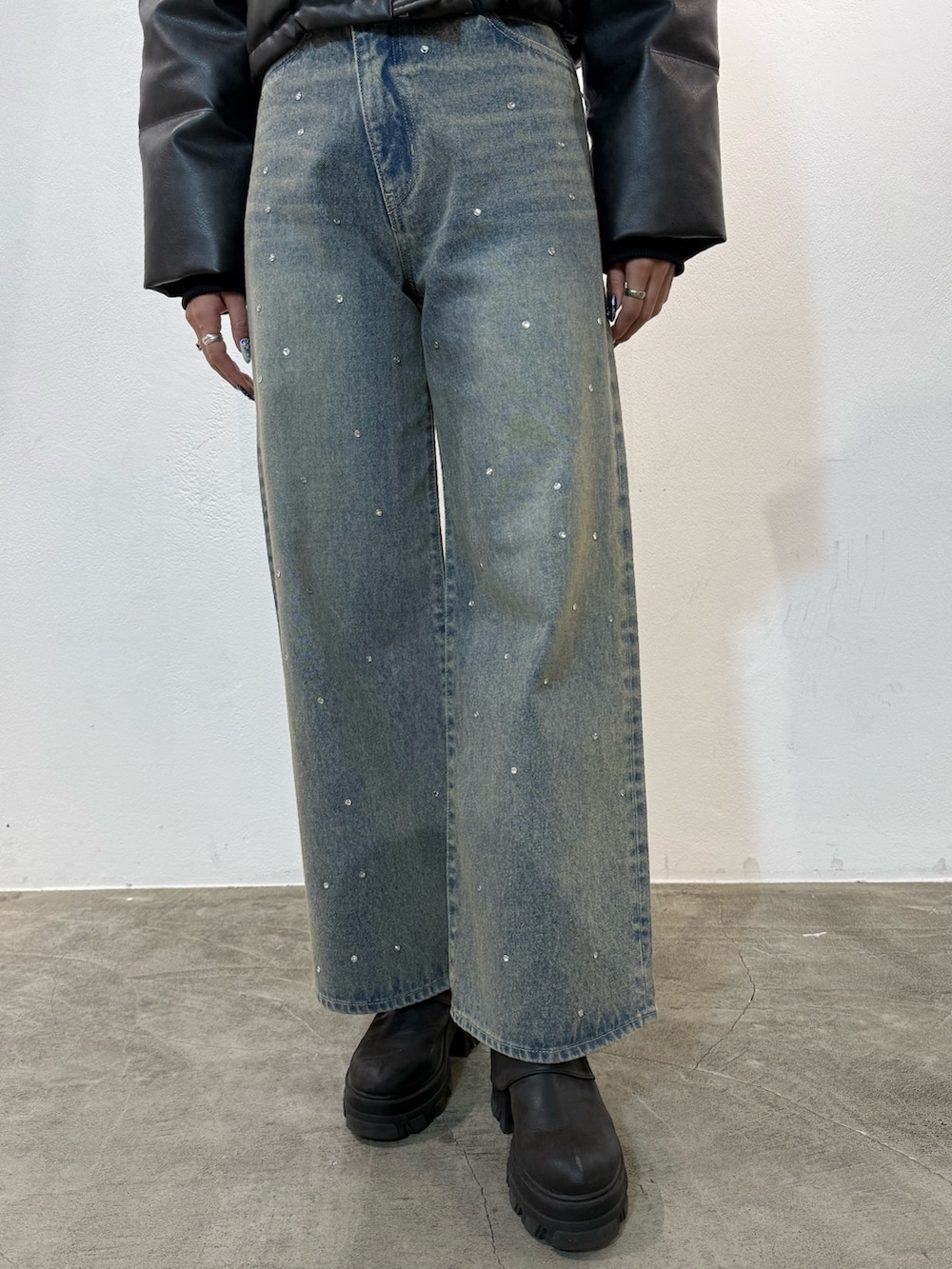 ホワイト系のニット/セーター、ブルー系のデニムパンツ、ブラック系のブーツを着用したレディースの冬コーディネートの5枚目の写真