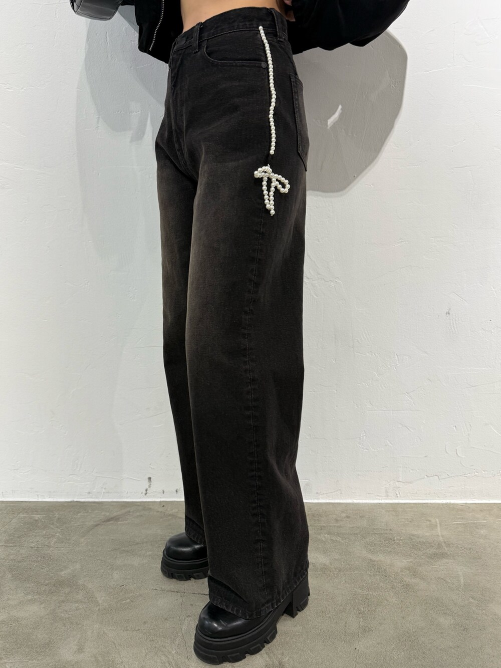 その他のニット/セーター、ブラック系のブルゾン、ブラック系のデニムパンツを着用したレディースの秋コーディネートの6枚目の写真