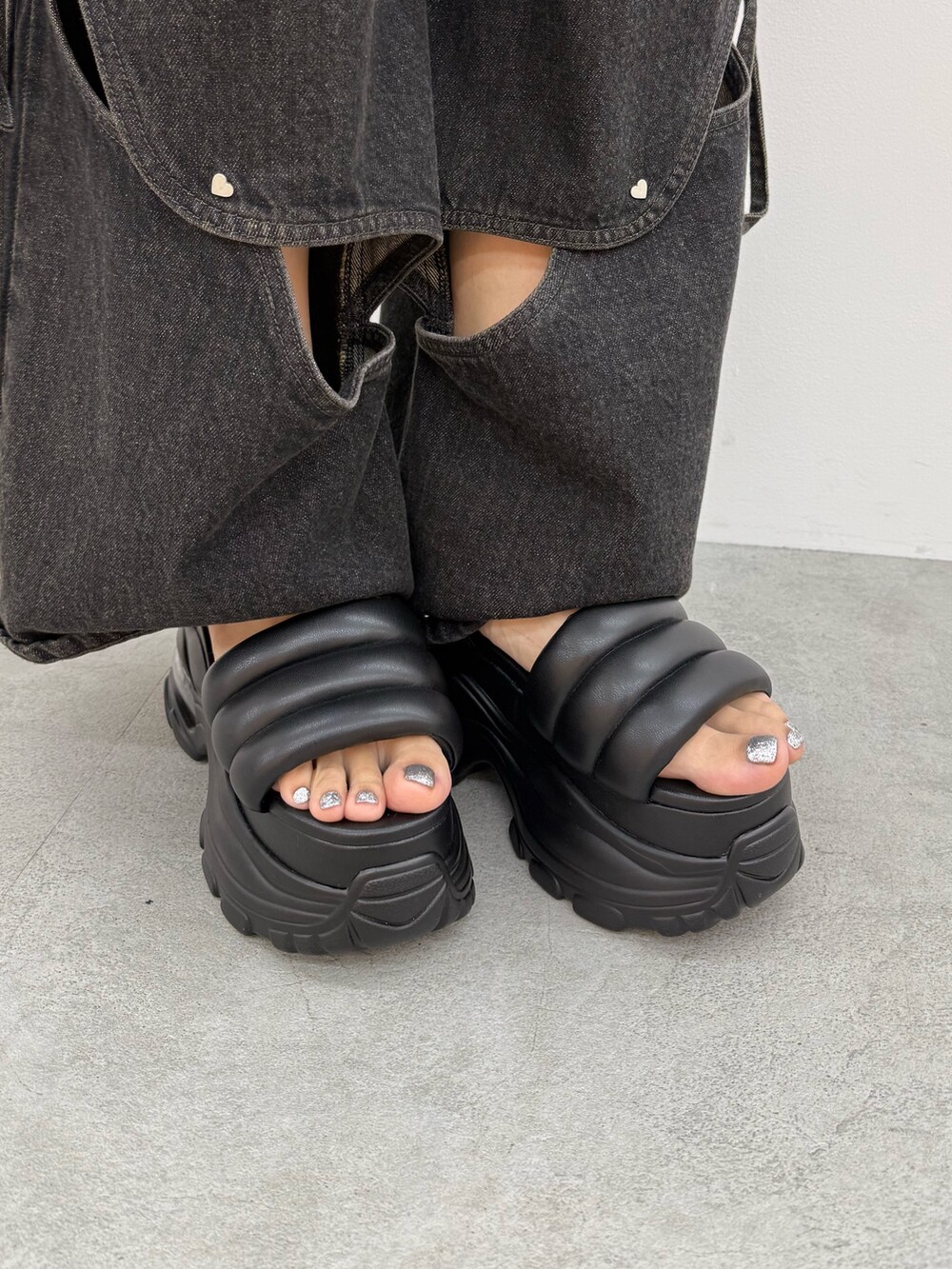 ホワイト系のTシャツ/カットソー、グレー系のスカート、ブラック系のサンダルを着用したレディースの夏コーディネートの10枚目の写真