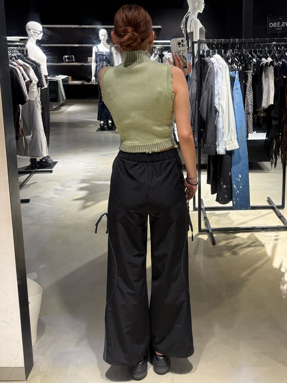 グリーン系のタンクトップ、ブラック系のその他パンツ、ブラック系のサンダルを着用したレディースの夏コーディネートの3枚目の写真