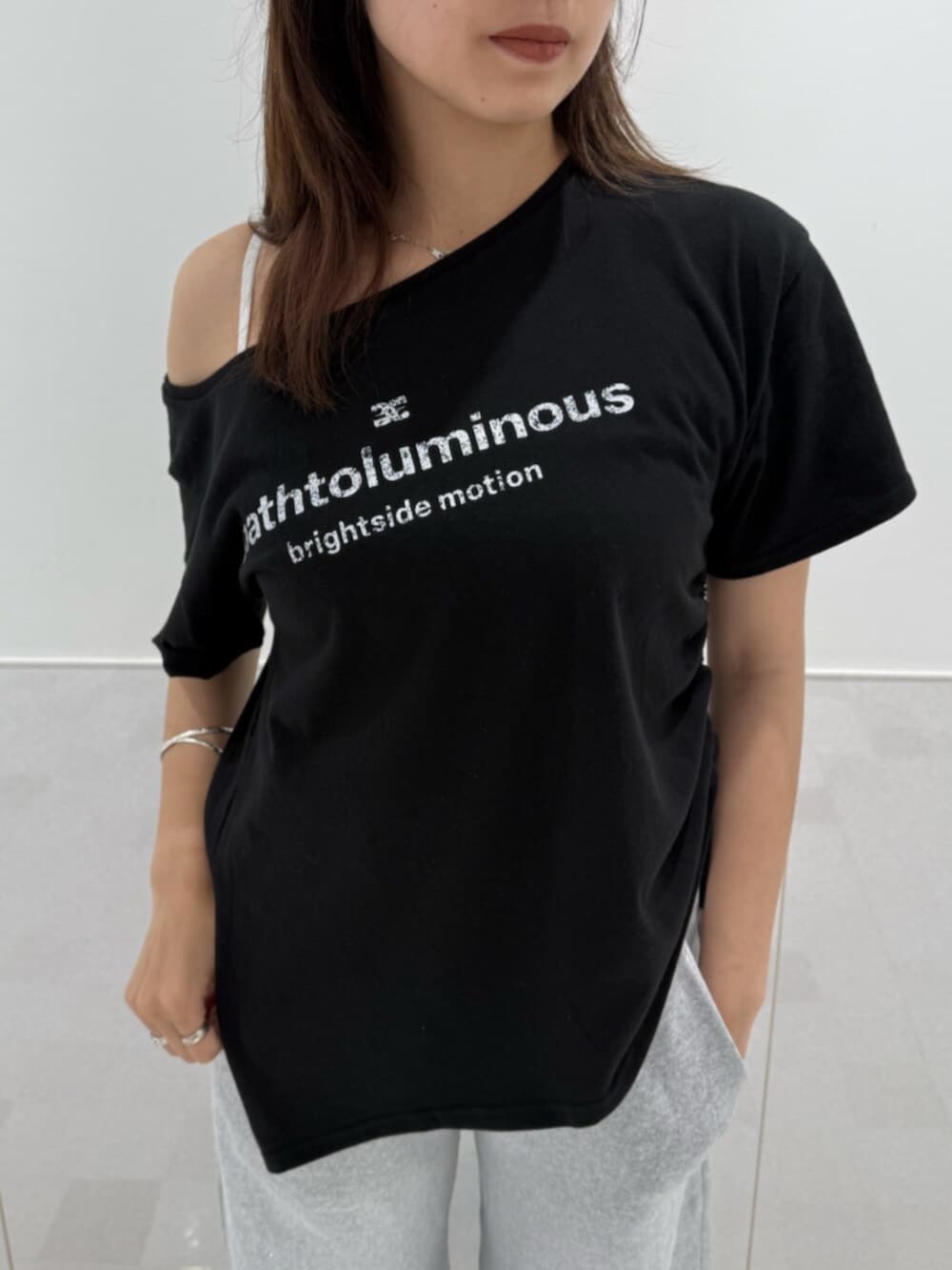 ブラック系のサンダル、グレー系のスウェットパンツ、ブラック系のTシャツ/カットソーを着用したレディースの夏コーディネートの4枚目の写真