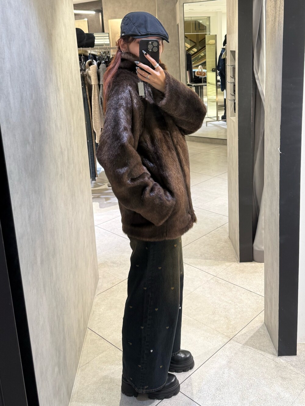 ブラウン系のその他アウター、ブルー系のデニムパンツ、ブラック系のブーツを着用したレディースの秋コーディネートの2枚目の写真