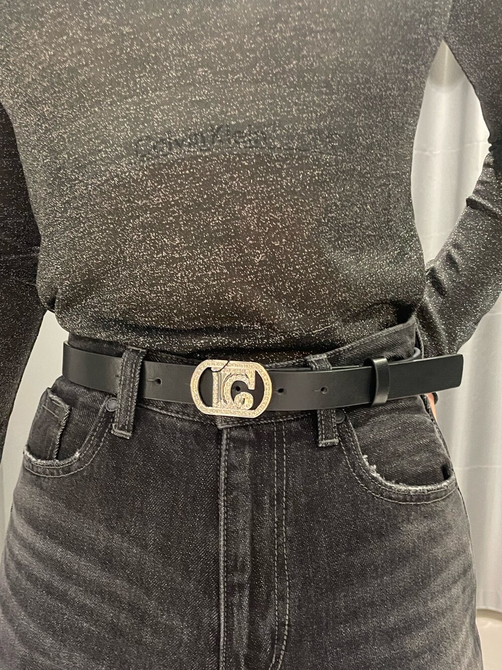 その他のTシャツ/カットソー、ブラック系のデニムパンツ、シルバー系のハンドバッグを着用したレディースの夏コーディネートの7枚目の写真