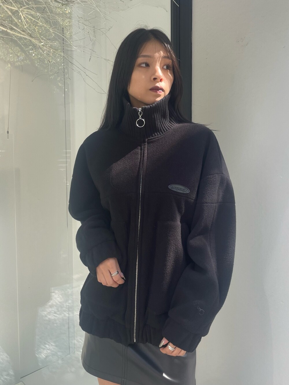 ブルー系のブルゾン、その他のスカート、ブラック系のブーツを着用したレディースの秋コーディネートの3枚目の写真