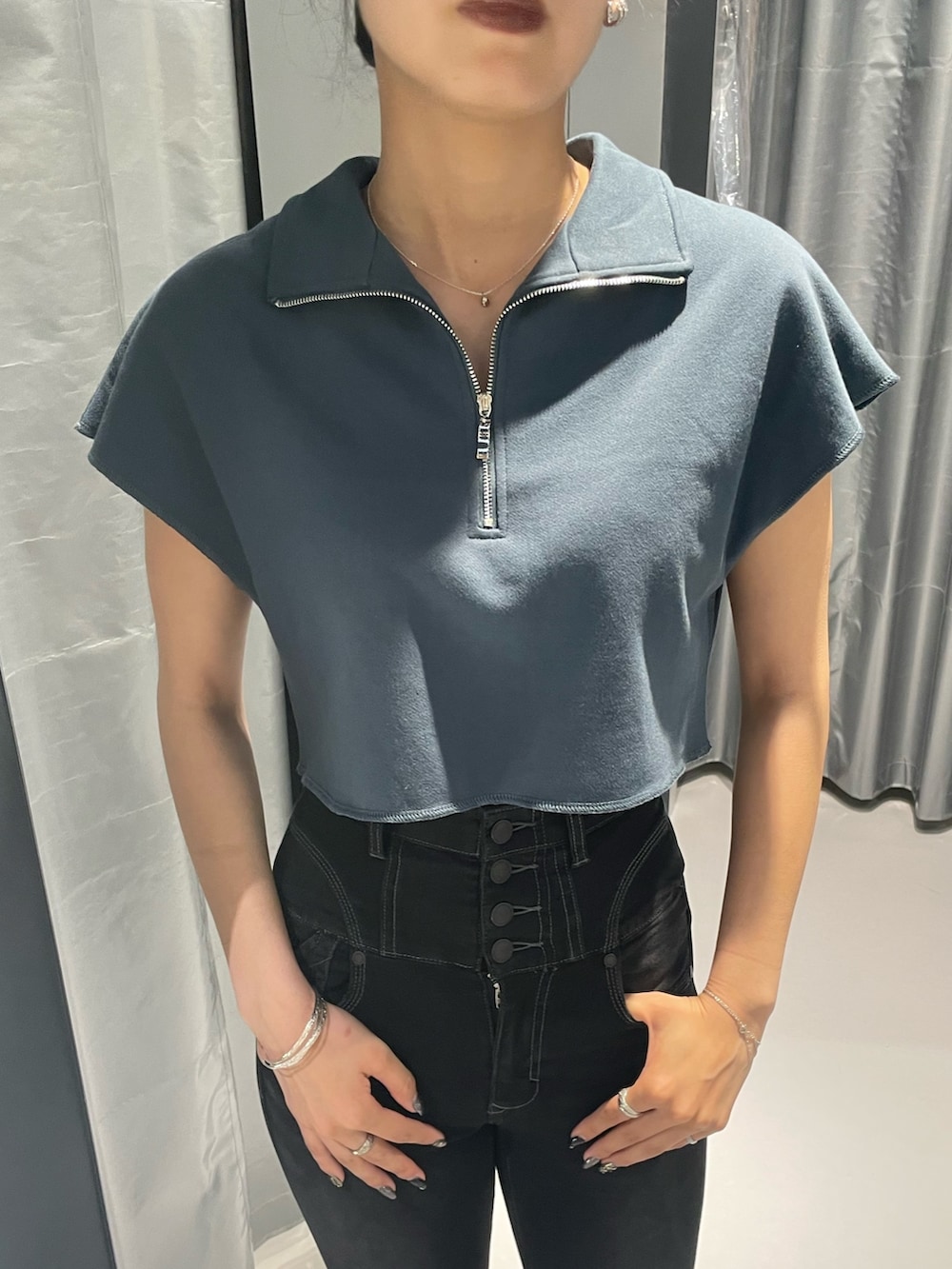 ブラック系のデニムパンツ、ブラック系のサンダル、ブルー系のTシャツ/カットソーを着用したレディースの夏コーディネートの4枚目の写真