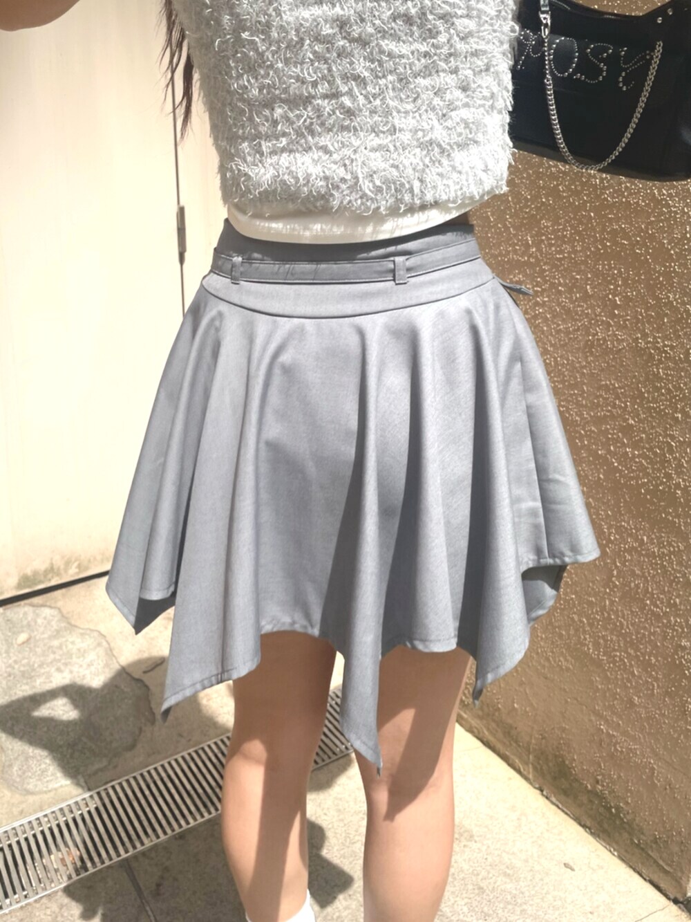 ブラック系のサンダル、グレー系のスカート、ブラック系のシャツ/ブラウスを着用したレディースの春コーディネートの9枚目の写真