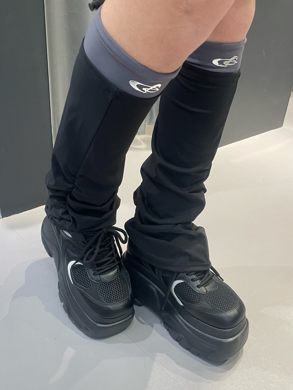 ブルー系のブルゾン、グレー系のニット/セーター、ブルー系のスカートを着用したレディースの冬コーディネートの8枚目の写真