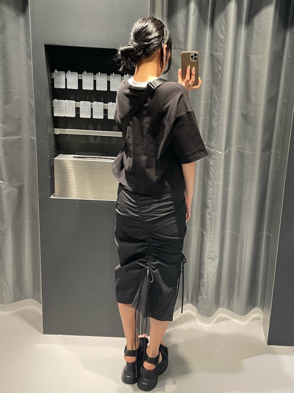 ブラック系のTシャツ/カットソー、ブラック系のハンドバッグ、ブラック系のワンピースを着用したレディースの春コーディネートの3枚目の写真