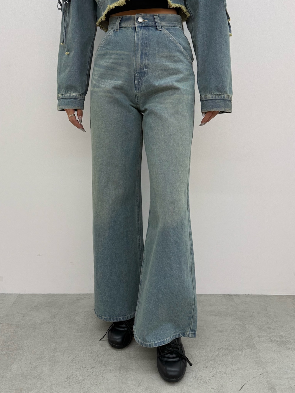 ブルー系のデニムジャケット、ブルー系のデニムパンツ、ブラック系のスニーカーを着用したレディースの冬コーディネートの5枚目の写真