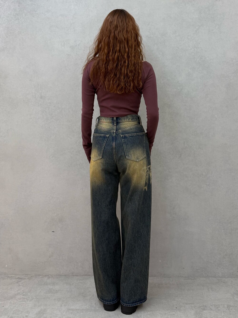 レッド系のTシャツ/カットソー、ブルー系のデニムパンツ、ブラウン系のブーツを着用したレディースの夏コーディネートの3枚目の写真