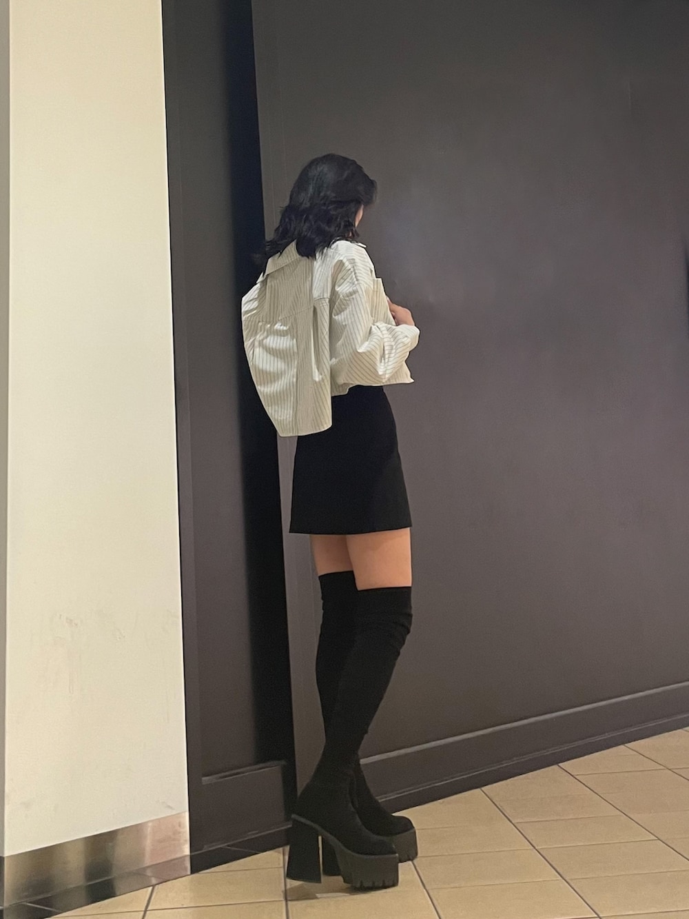 その他のシャツ/ブラウス、ブラック系のスカート、ブラック系のブーツを着用したレディースの夏コーディネートの2枚目の写真