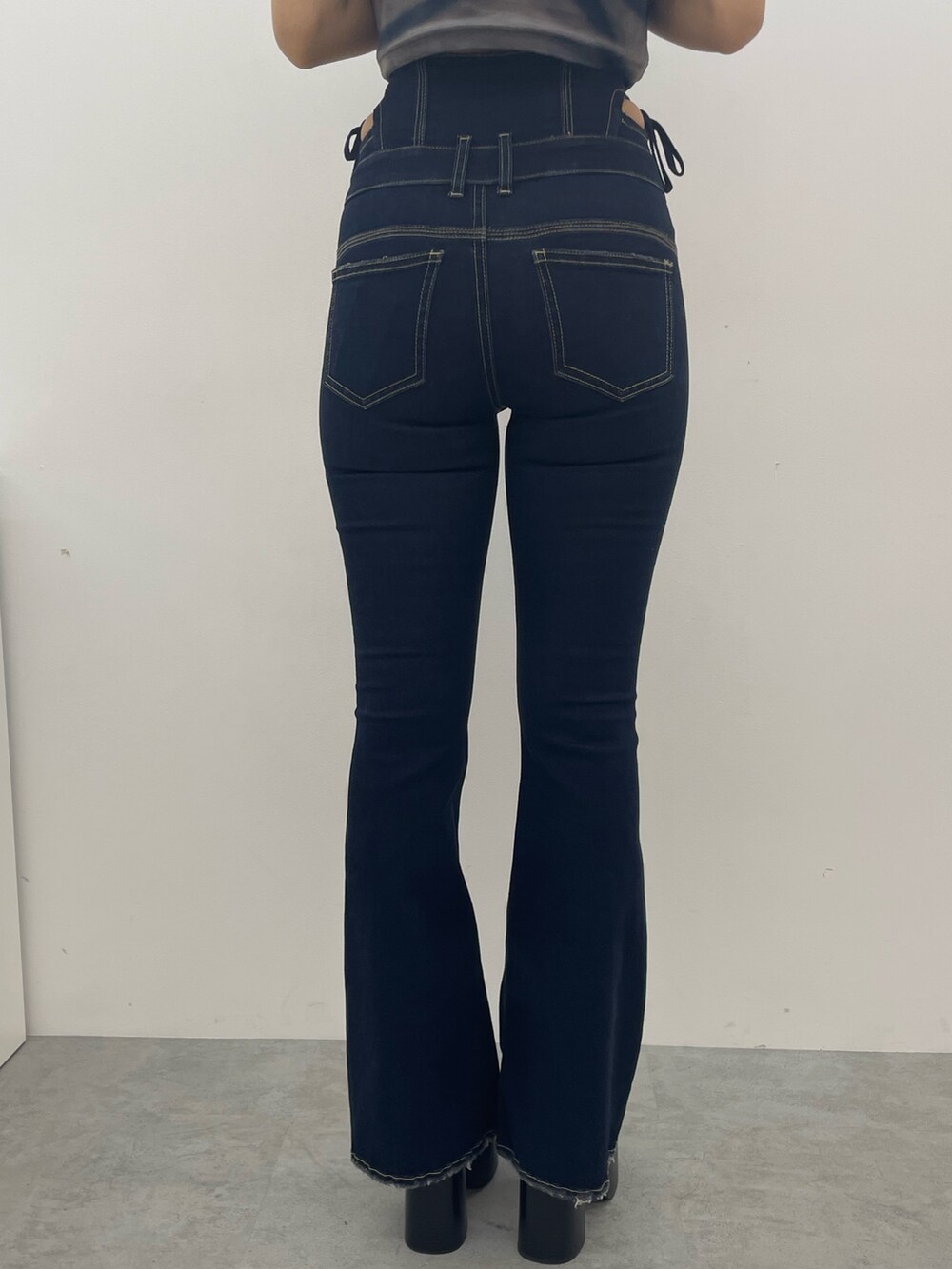 その他のTシャツ/カットソー、ブルー系のデニムパンツ、ブラック系のブーツを着用したレディースの夏コーディネートの9枚目の写真