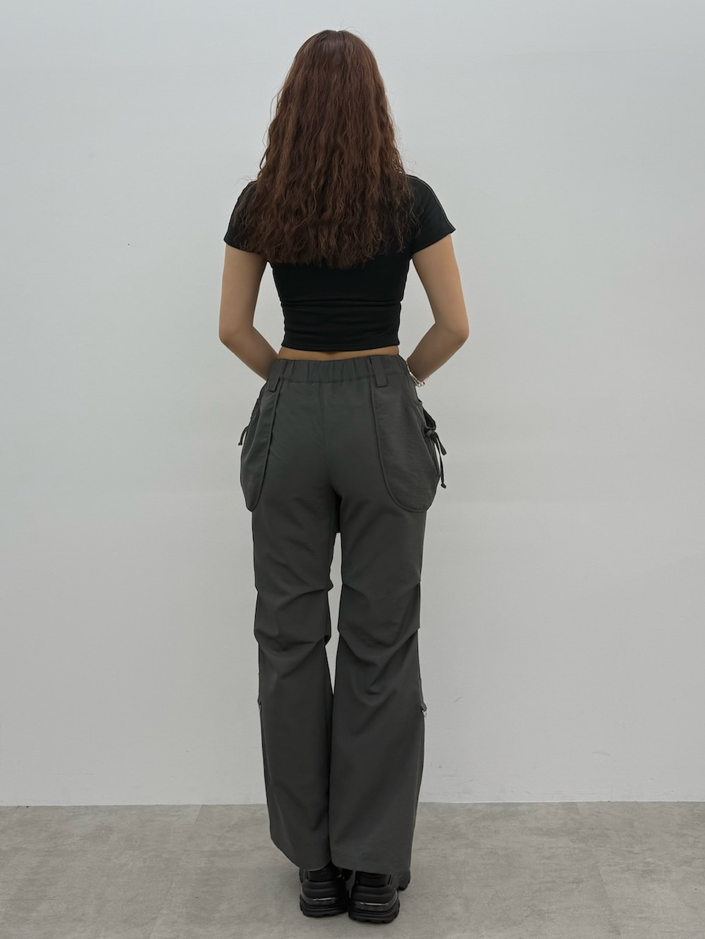 ブラック系のTシャツ/カットソー、グレー系のその他パンツ、ブラック系のハンドバッグを着用したレディースの夏コーディネートの3枚目の写真