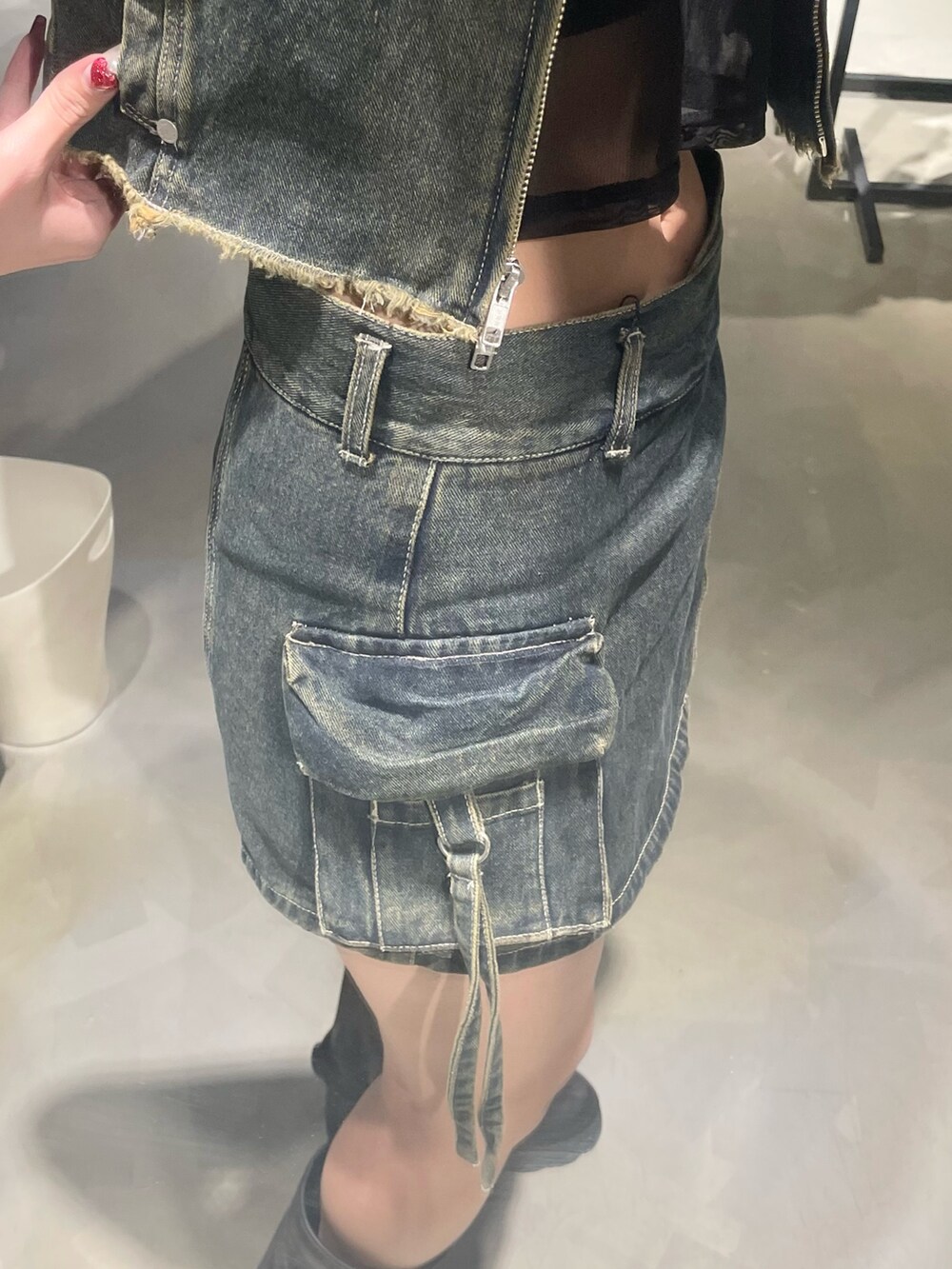 ブラック系のTシャツ/カットソー、ブラック系のTシャツ/カットソー、ブルー系のベストを着用したレディースの春コーディネートの7枚目の写真