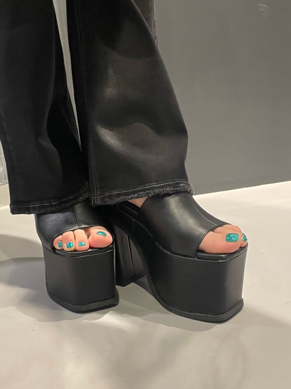 ブルー系のTシャツ/カットソー、ブラック系のハンドバッグ、ブラック系のスカートを着用したレディースの夏コーディネートの9枚目の写真