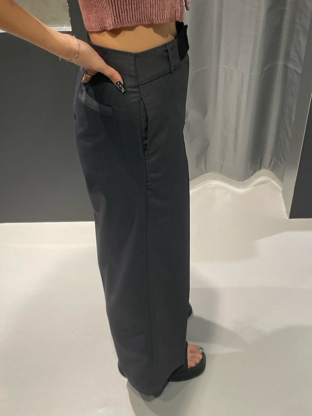 ピンク系のニット/セーター、グレー系のその他パンツ、ブラック系のサンダルを着用したレディースの夏コーディネートの7枚目の写真