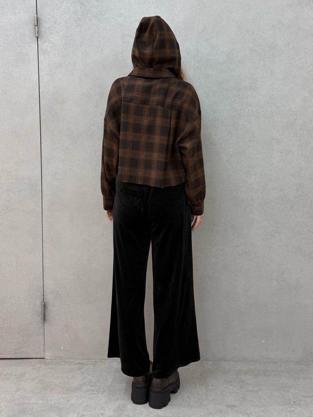 ブラウン系のシャツ/ブラウス、ブラック系のその他パンツ、ブラウン系のブーツを着用したレディースの夏コーディネートの3枚目の写真