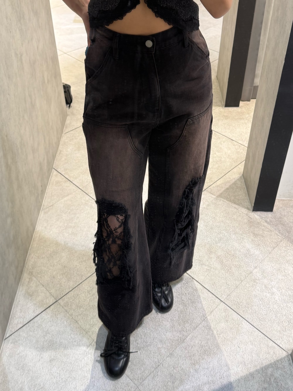ブラック系のニット/セーター、ブラック系のデニムパンツ、ブラック系のスニーカーを着用したレディースの春コーディネートの5枚目の写真