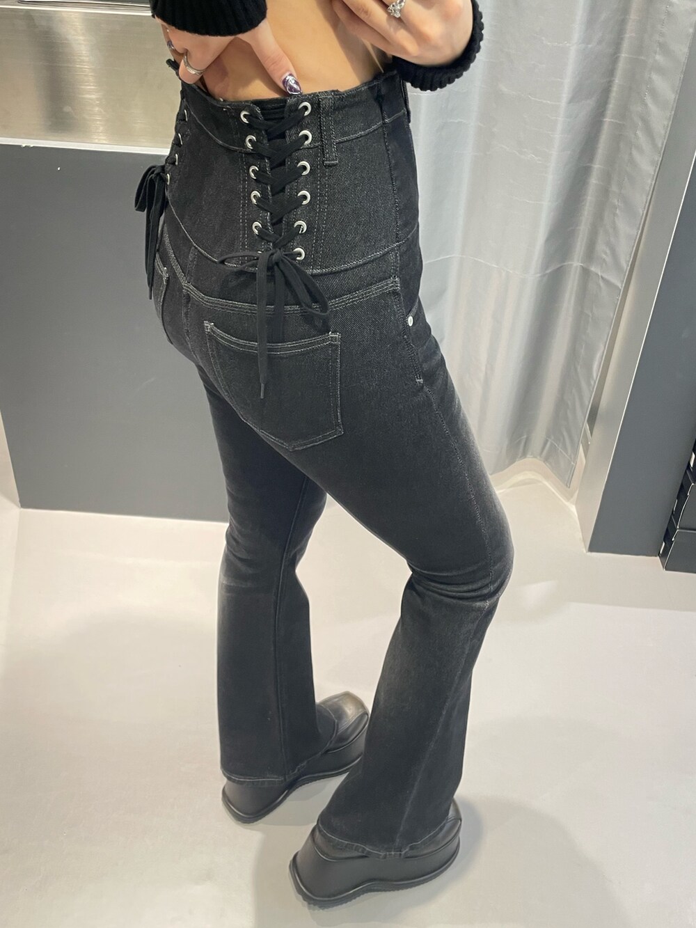 ホワイト系のブルゾン、ブルー系のハンドバッグ、ブラック系のデニムパンツを着用したレディースの秋コーディネートの9枚目の写真