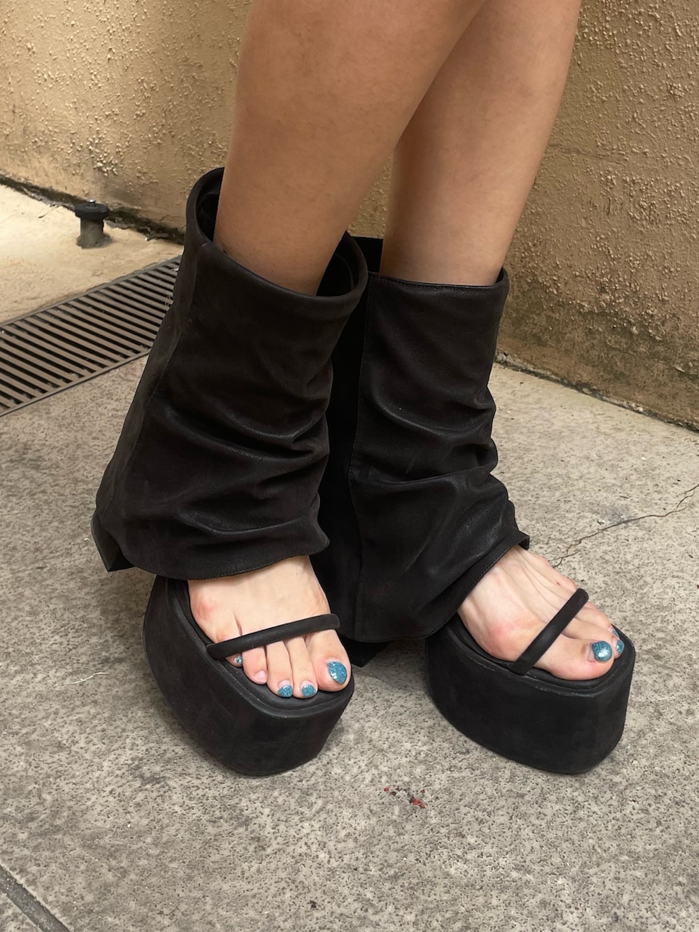 グレー系のTシャツ/カットソー、ブラック系のスカート、ブラック系のサンダルを着用したレディースの春コーディネートの10枚目の写真