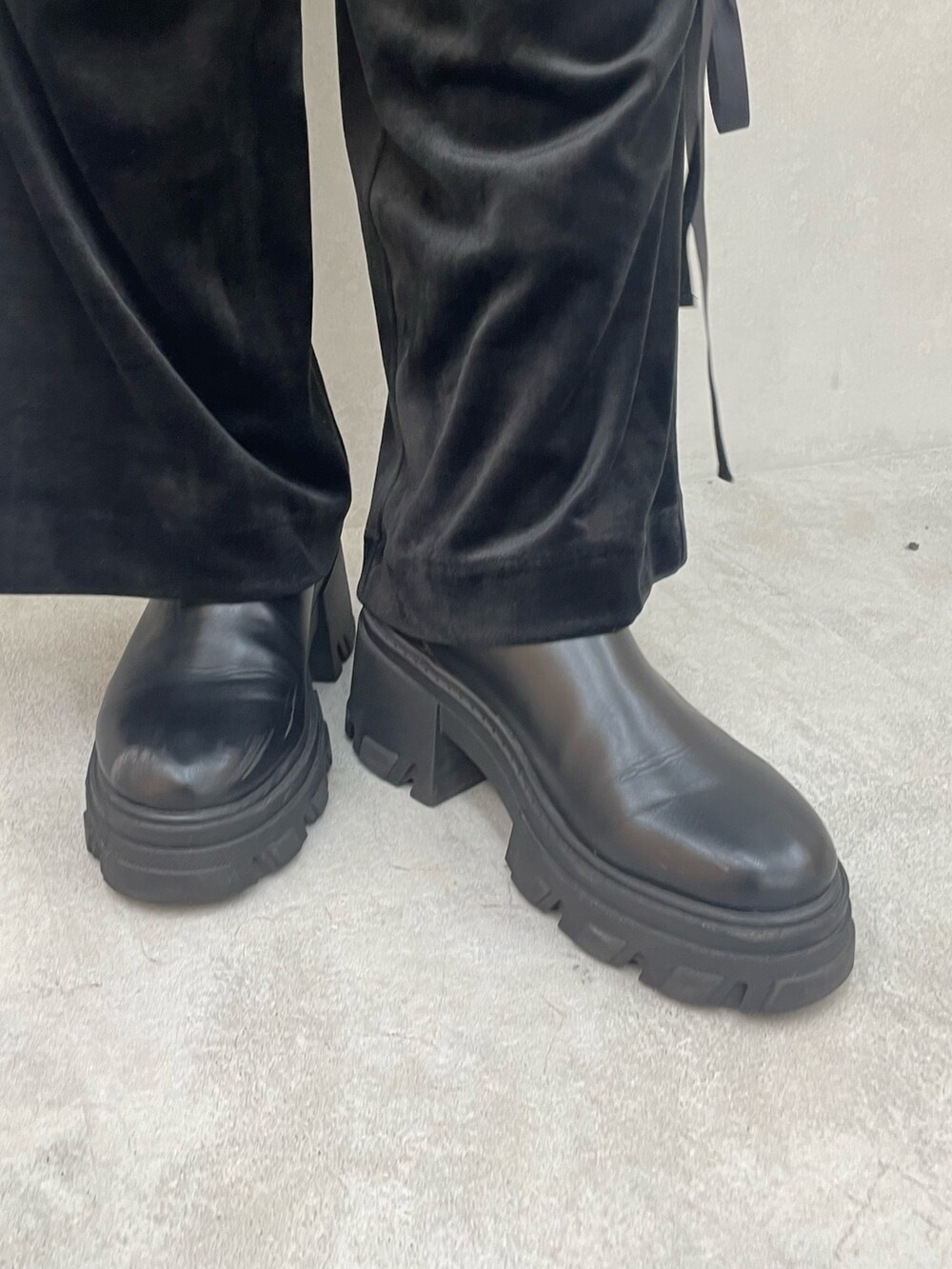 その他のTシャツ/カットソー、ブルー系のデニムパンツ、ブラック系のブーツを着用したレディースの夏コーディネートの8枚目の写真