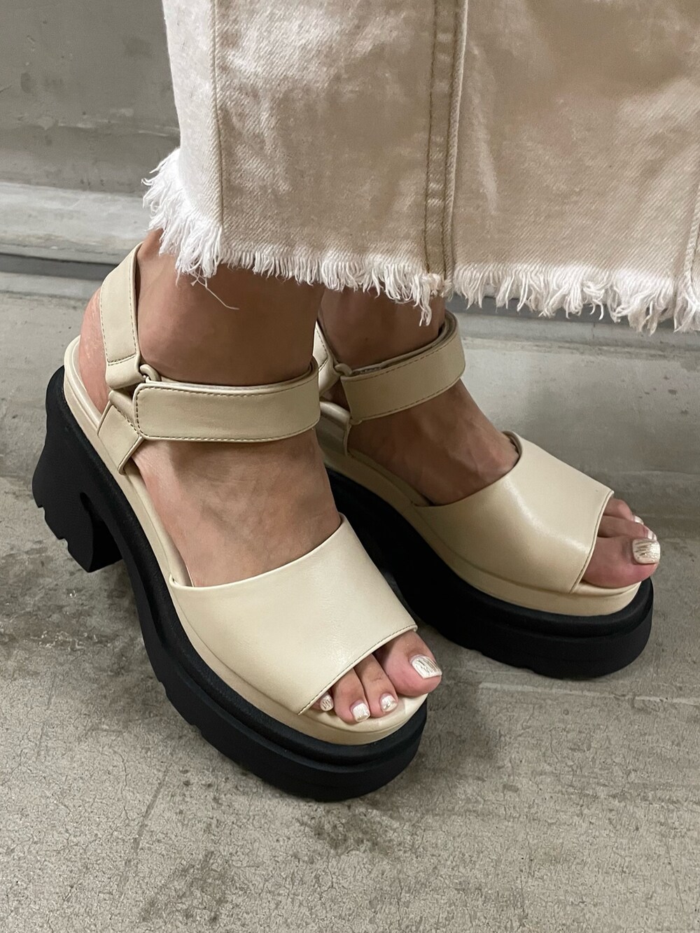 ブラック系のTシャツ/カットソー、ホワイト系のワンピース、ホワイト系のサンダルを着用したレディースの夏コーディネートの5枚目の写真