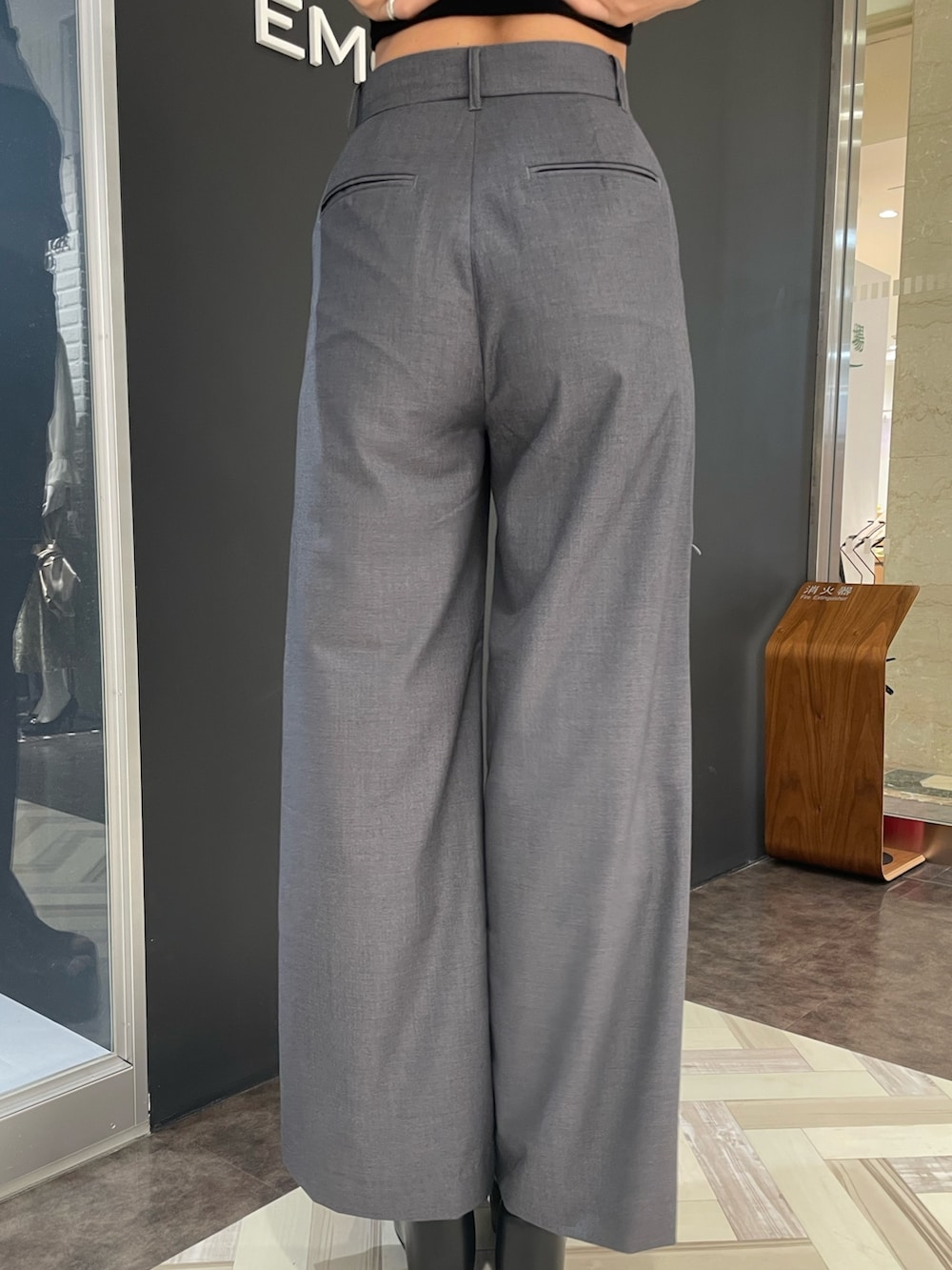 ブラック系のタンクトップ、ブラック系のTシャツ/カットソー、グレー系のその他パンツを着用したレディースの春コーディネートの9枚目の写真