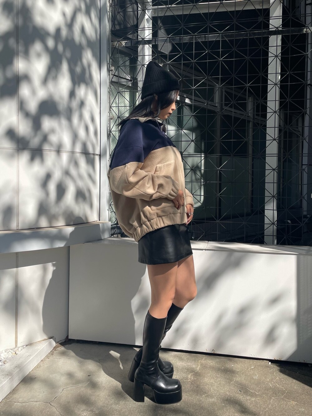 ブルー系のブルゾン、ホワイト系のニット/セーター、その他のスカートを着用したレディースの秋コーディネートの2枚目の写真