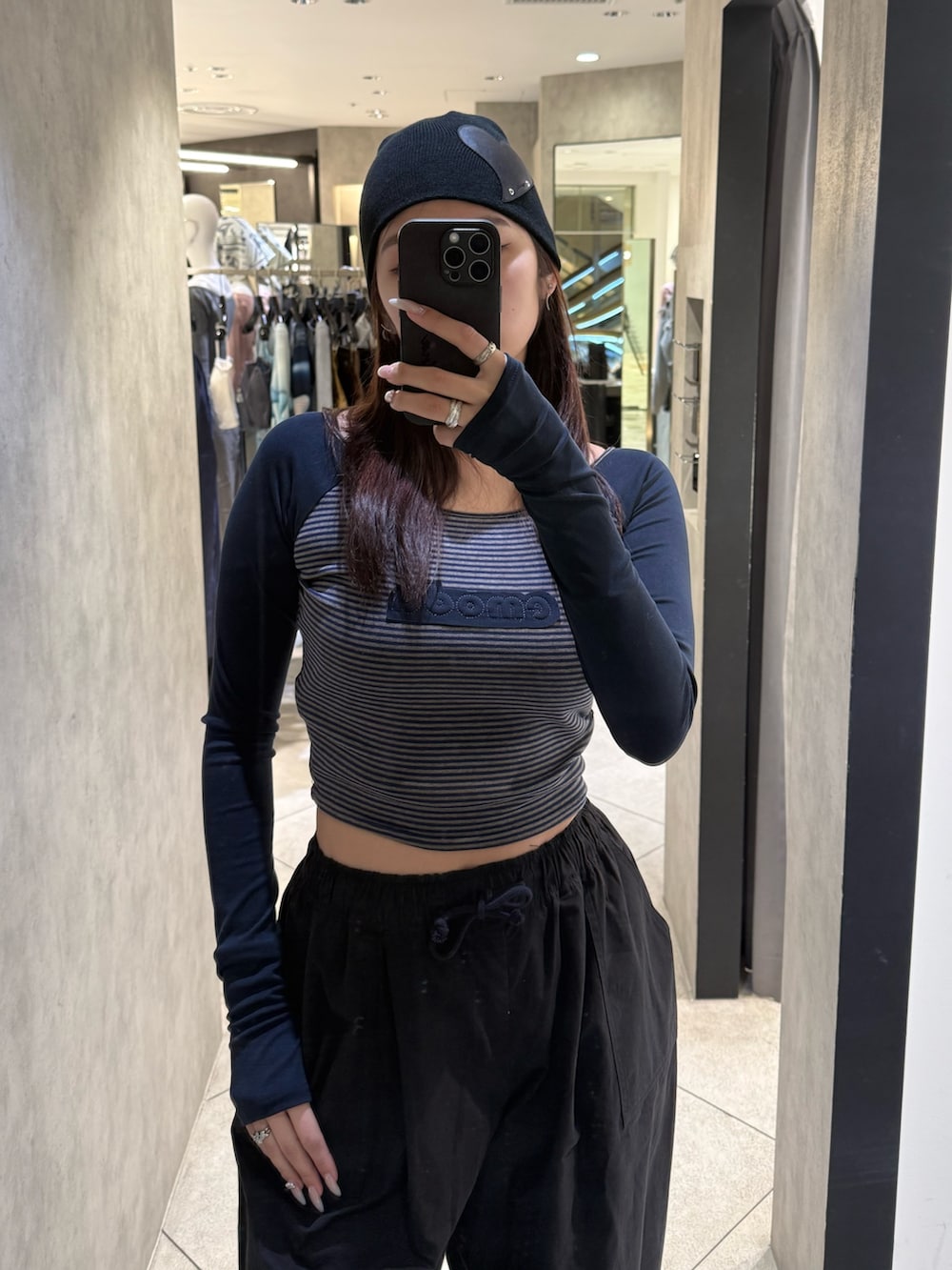 ブルー系のTシャツ/カットソー、ブラック系のその他パンツ、ブラック系のスニーカーを着用したレディースの春コーディネートの4枚目の写真