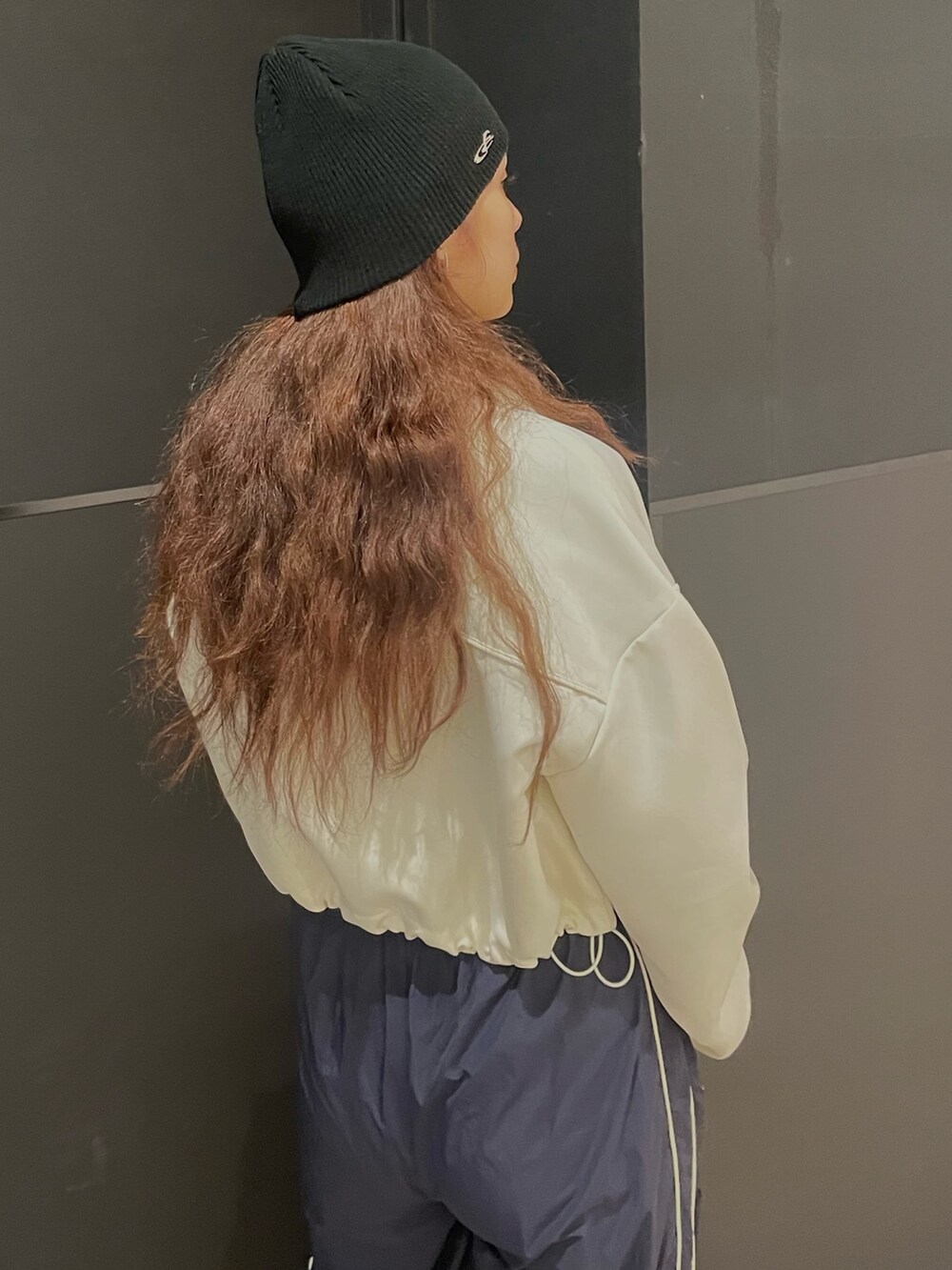 ブラック系のTシャツ/カットソー、ホワイト系のブルゾン、ブルー系のその他パンツを着用したレディースの春コーディネートの6枚目の写真