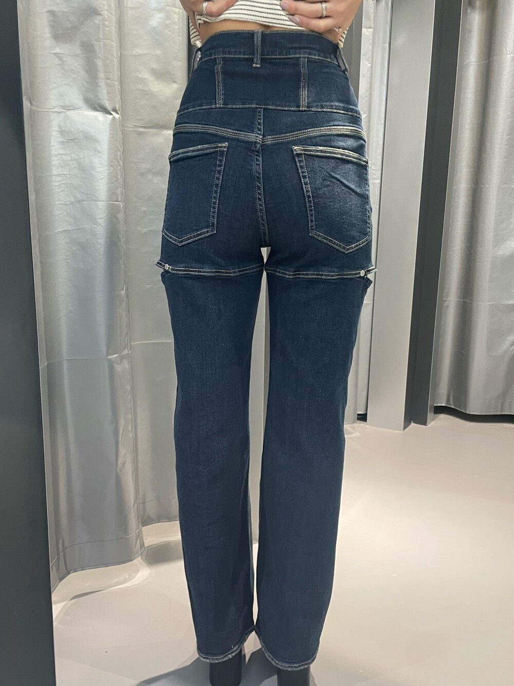 その他のTシャツ/カットソー、ブルー系のデニムパンツ、ブラック系のサンダルを着用したレディースの春コーディネートの9枚目の写真