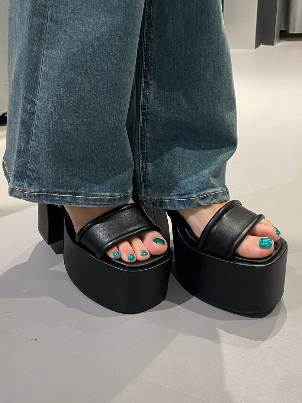 ホワイト系のキャミソール、ブラック系のシャツ/ブラウス、ブラック系のデニムスカートを着用したレディースの夏コーディネートの5枚目の写真