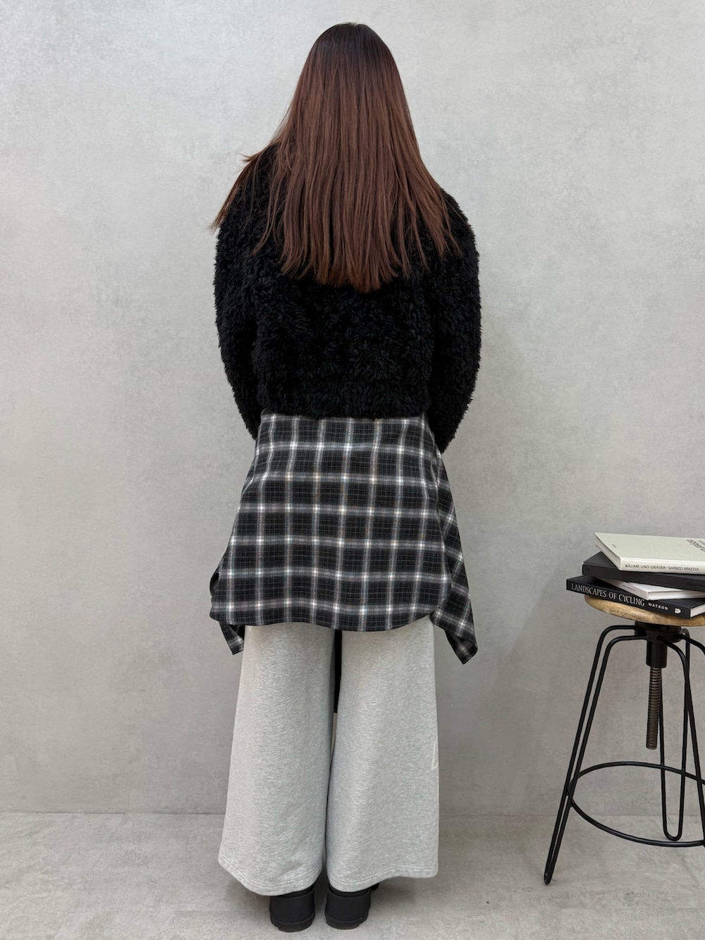 ブラック系のニット/セーター、ブラック系のブルゾン、ブラック系のシャツ/ブラウスを着用したレディースの冬コーディネートの3枚目の写真