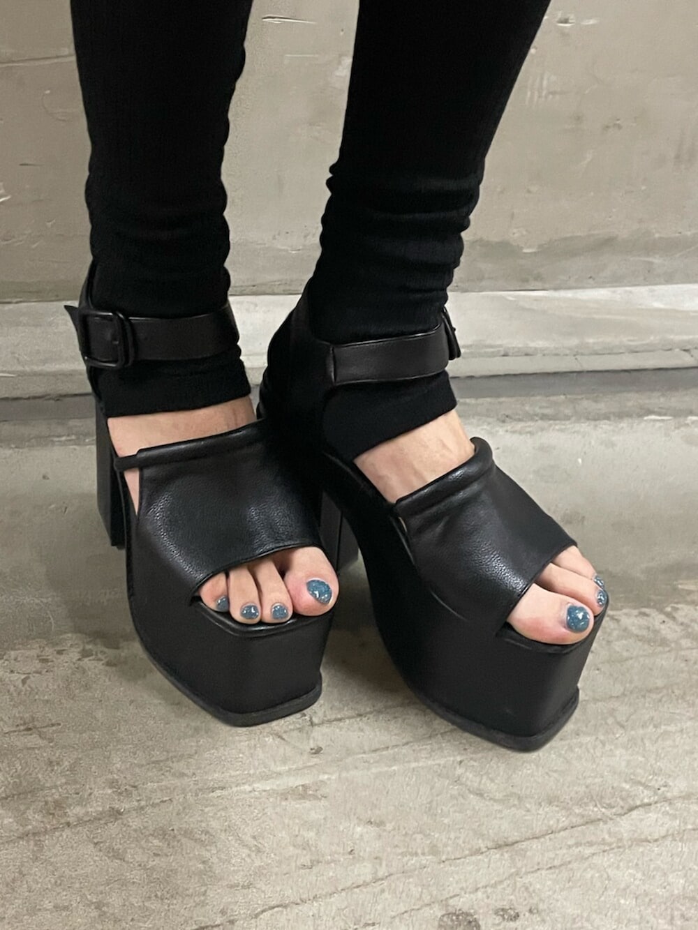 ブラック系のサンダル、ブラック系のTシャツ/カットソー、ブルー系のシャツ/ブラウスを着用したレディースの春コーディネートの10枚目の写真