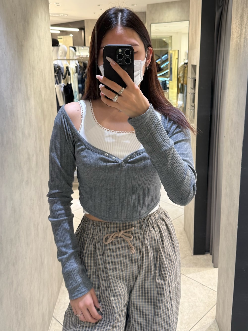 グレー系のTシャツ/カットソー、ベージュ系のその他パンツ、ブラック系のスニーカーを着用したレディースの春コーディネートの4枚目の写真