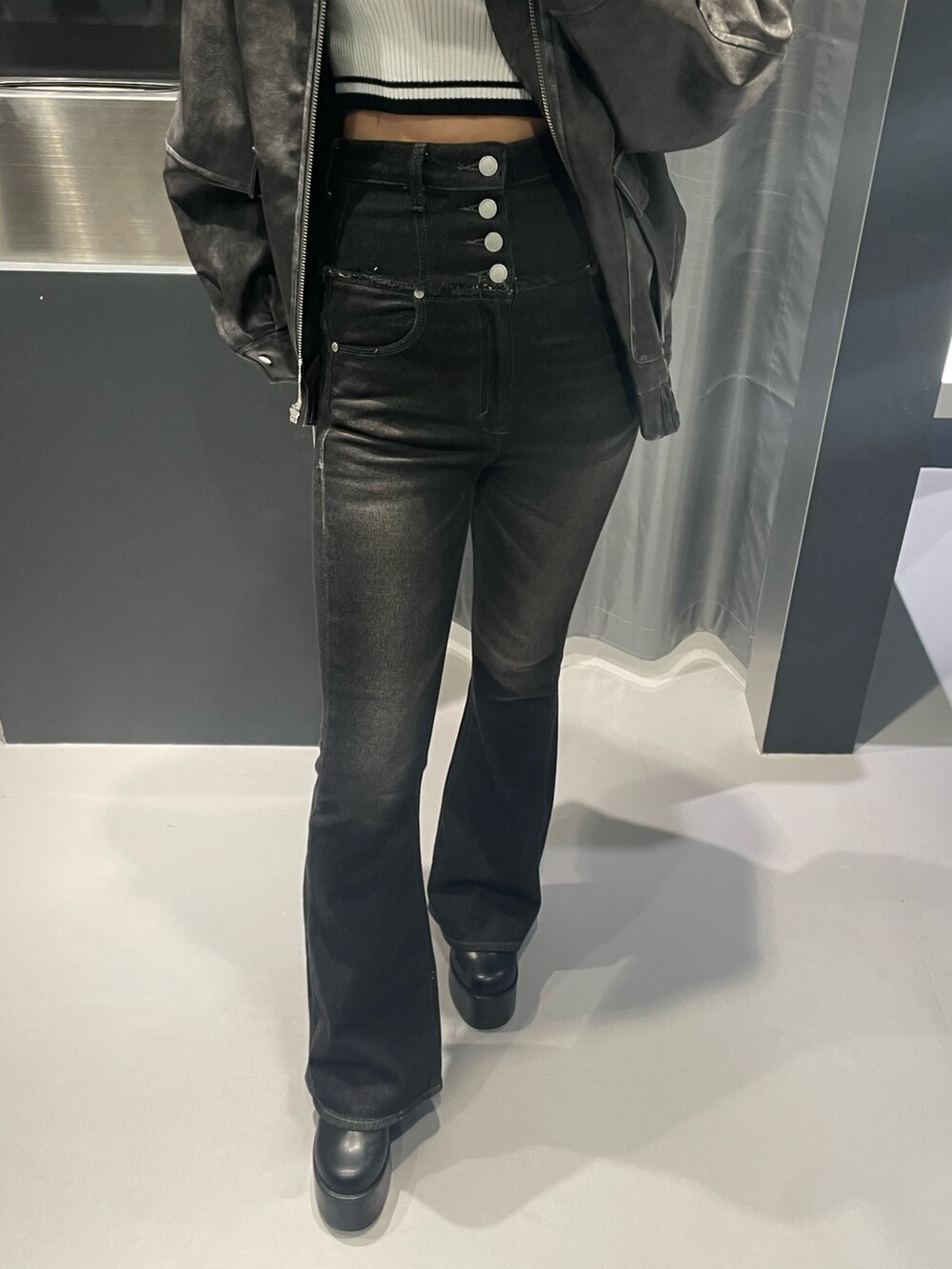 その他のTシャツ/カットソー、ブラック系のデニムパンツ、ブラック系のブーツを着用したレディースの秋コーディネートの6枚目の写真