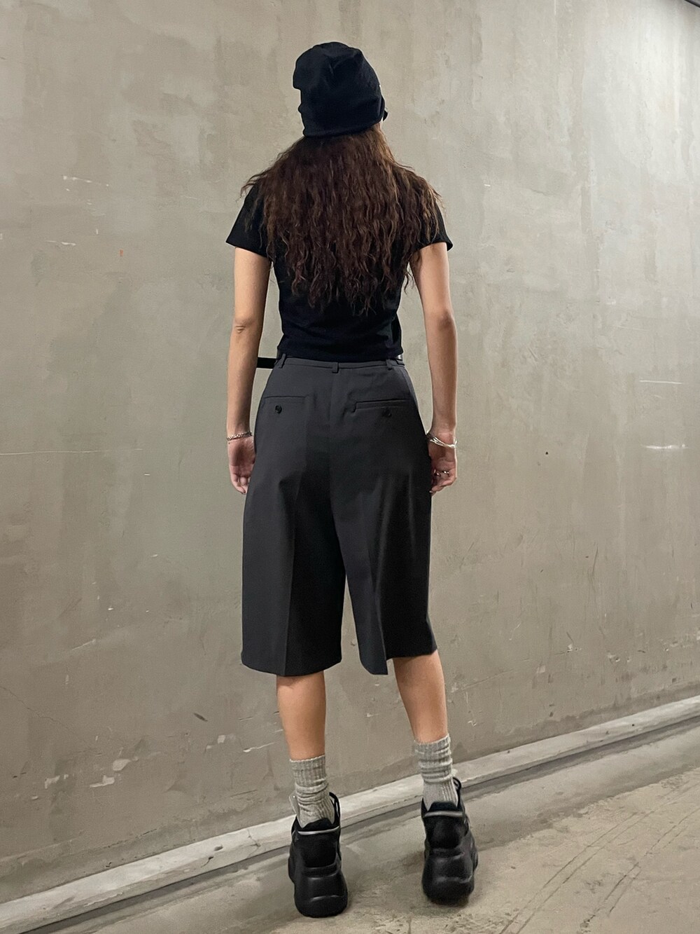 ブラック系のTシャツ/カットソー、グレー系のその他パンツ、ブラック系のスニーカーを着用したレディースの春コーディネートの3枚目の写真