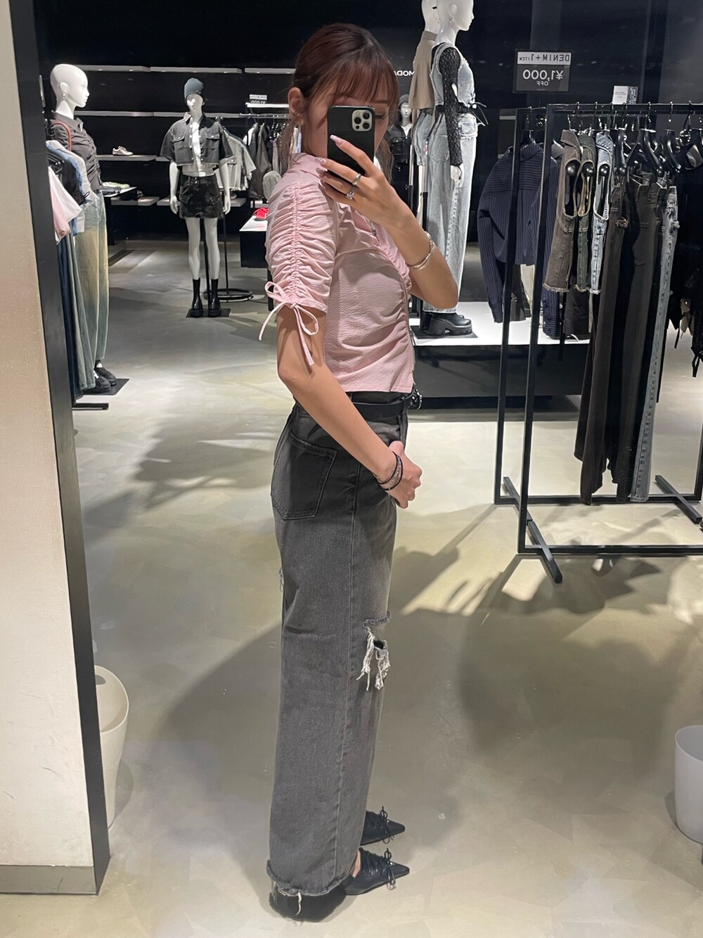 ピンク系のシャツ/ブラウス、ブラック系のデニムパンツ、ブラック系のパンプスを着用したレディースの春コーディネートの2枚目の写真