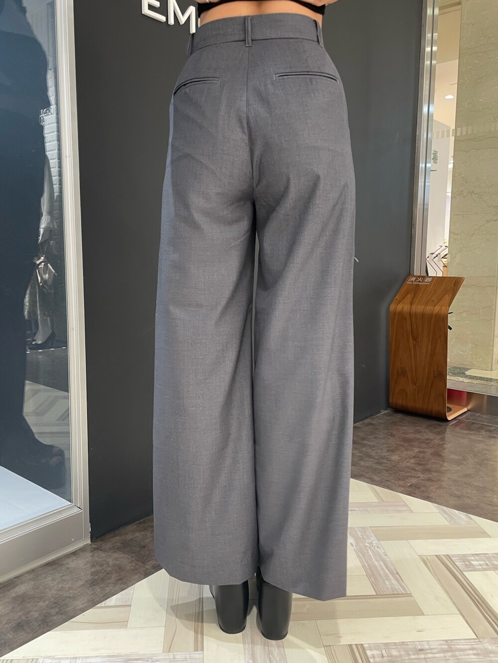 ブラック系のTシャツ/カットソー、グレー系のその他パンツ、ブラック系のサンダルを着用したレディースの春コーディネートの8枚目の写真