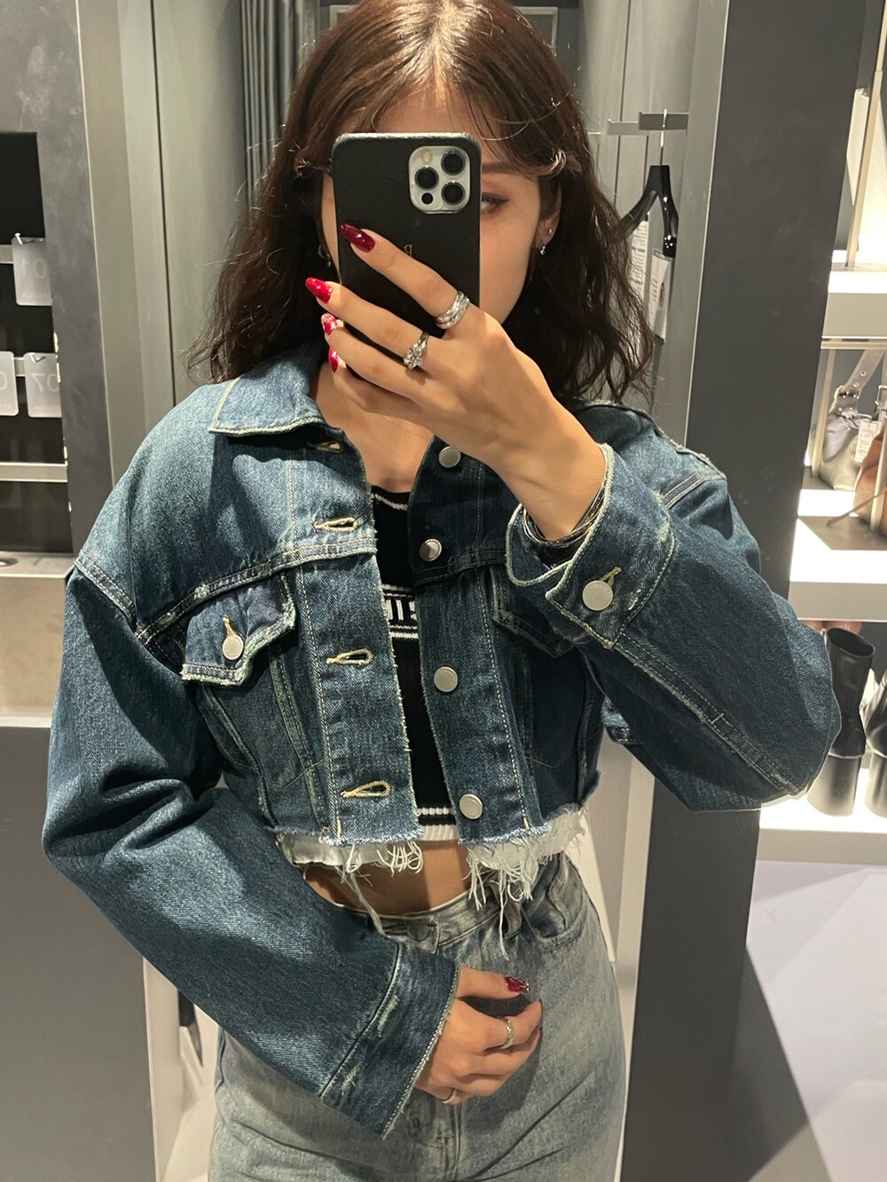 ブルー系のデニムジャケット、ブラック系のワンピース、イエロー系のハンドバッグを着用したレディースの秋コーディネートの8枚目の写真