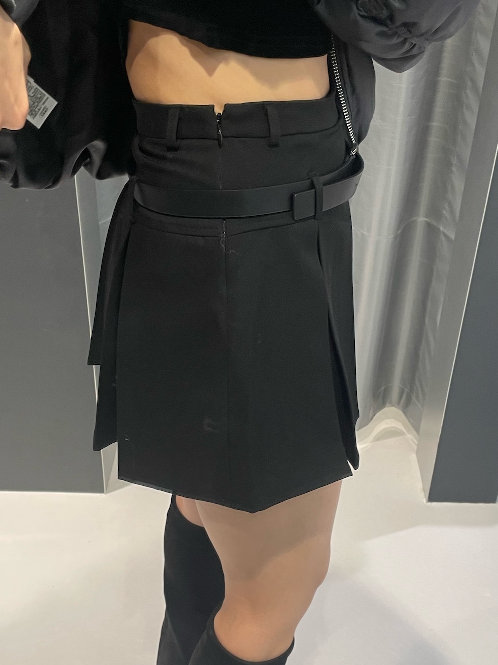 ブラック系のTシャツ/カットソー、その他のその他アウター、ブラック系のスカートを着用したレディースの冬コーディネートの9枚目の写真