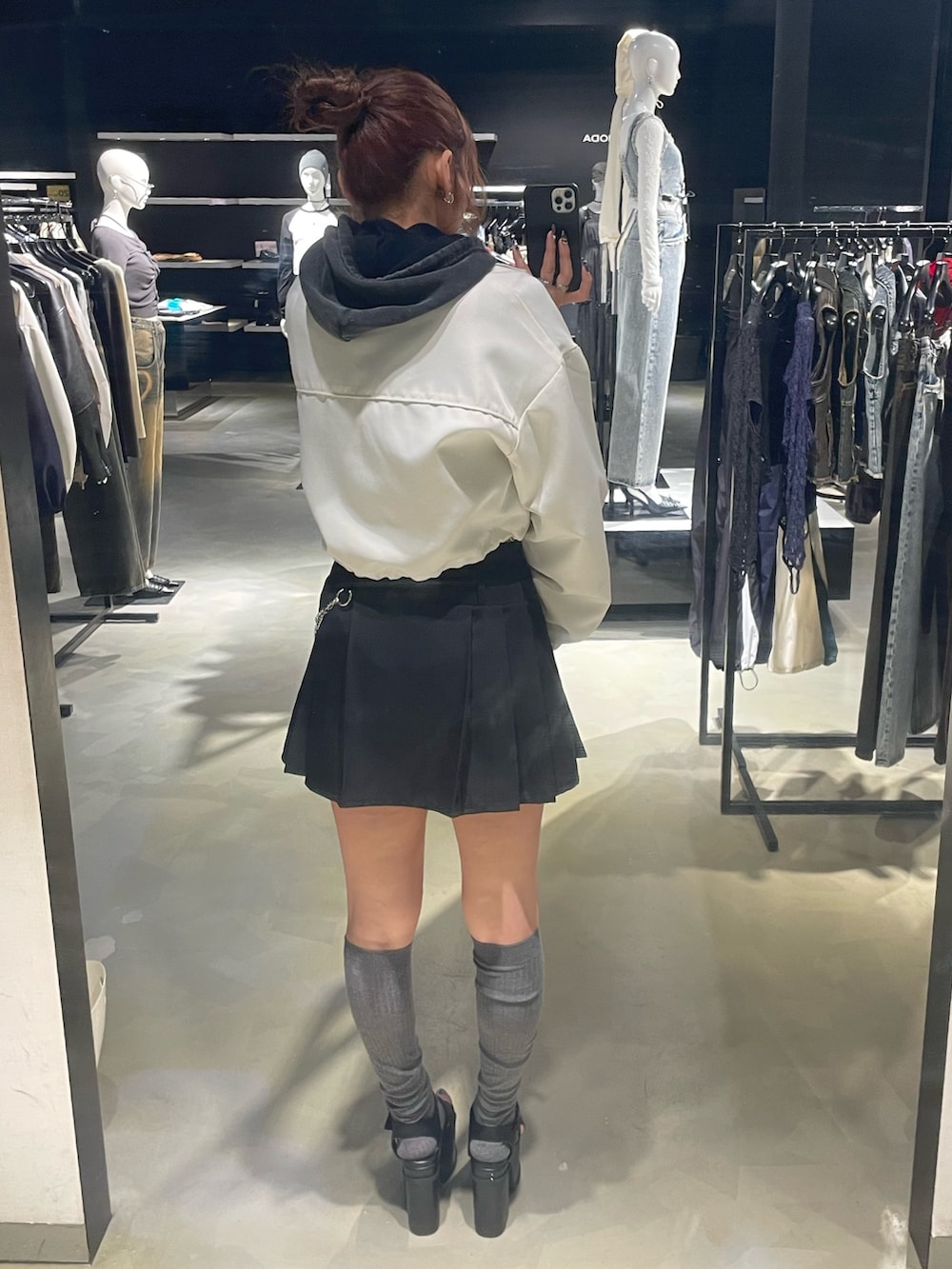 ブラック系のTシャツ/カットソー、ホワイト系のブルゾン、ブラック系のスカートを着用したレディースの春コーディネートの3枚目の写真