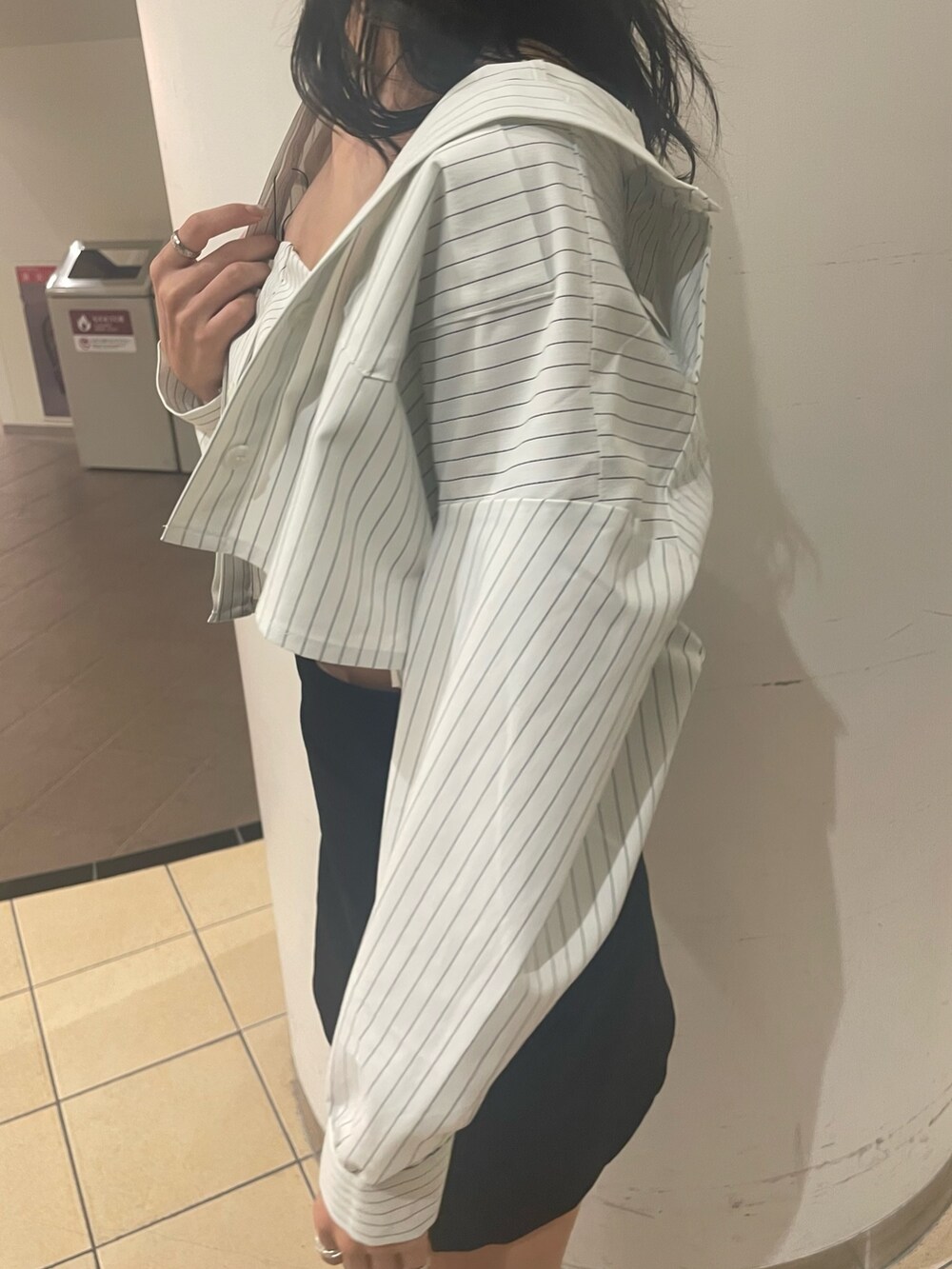 その他のシャツ/ブラウス、ブラック系のスカート、ブラック系のブーツを着用したレディースの夏コーディネートの4枚目の写真