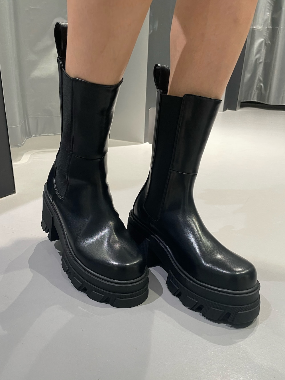 ブラック系のその他パンツ、シルバー系のハンドバッグ、ブラック系のブーツを着用したレディースの秋コーディネートの9枚目の写真