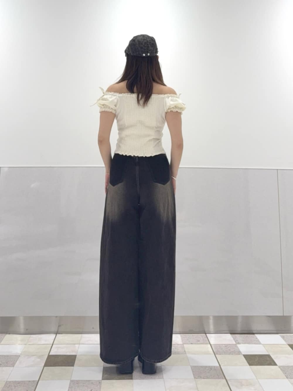 ブラック系のサンダル、ホワイト系のTシャツ/カットソー、ブラック系のデニムパンツを着用したレディースの夏コーディネートの3枚目の写真