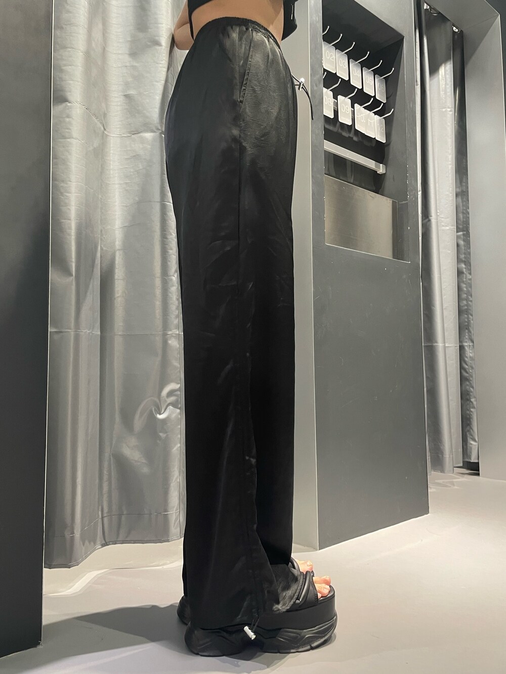 ホワイト系のTシャツ/カットソー、ブラック系のその他パンツ、ブラック系のサンダルを着用したレディースの春コーディネートの8枚目の写真